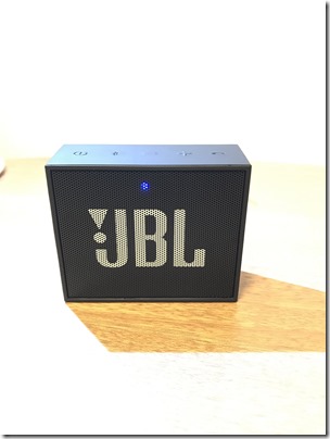 Bluetoothスピーカー JBL GO使用中は青いランプが点灯